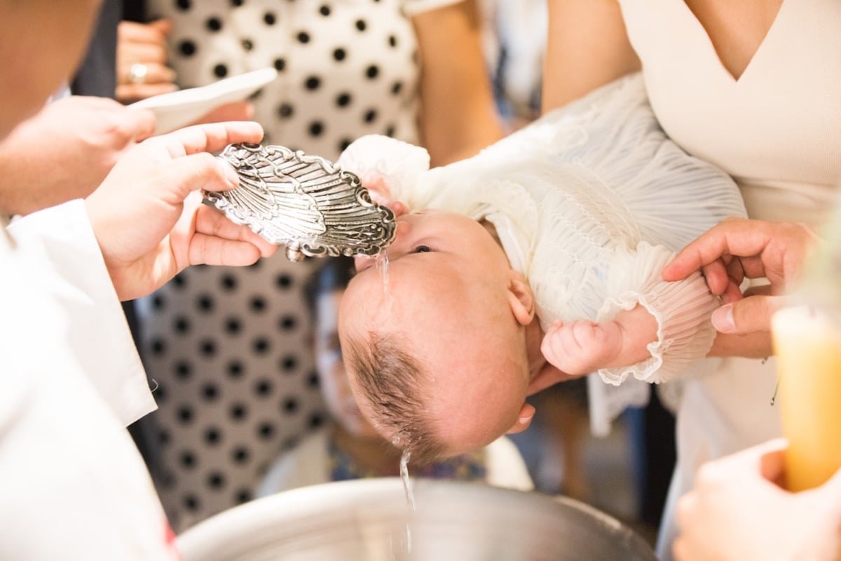Quién debe cargar al bebé en el bautizo